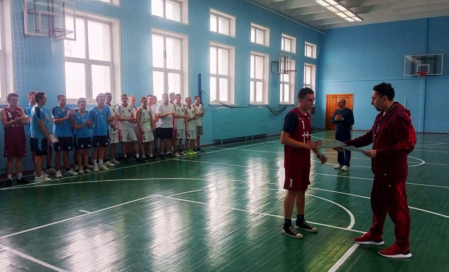 Районные соревнования по баскетболу среди учащихся школ.